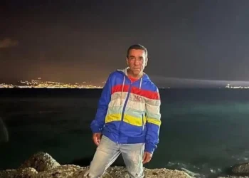 Uomo ritratto di notte sul lungomare; è la vittima dell'incidente mortale avvenuto sul viale Gazzi, nei pressi del Policlinico di Messina