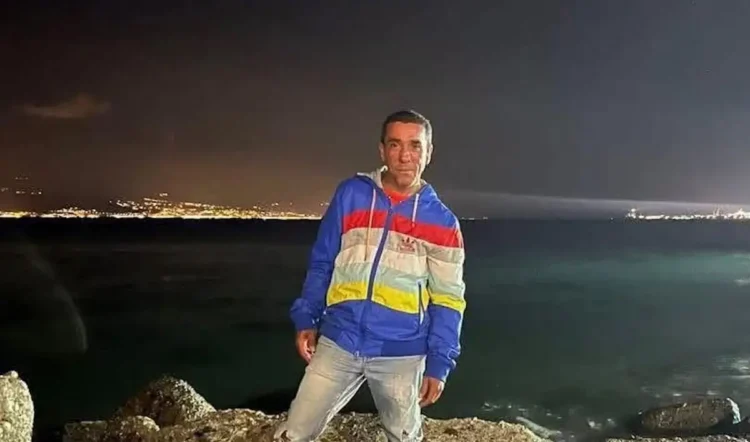 Uomo ritratto di notte sul lungomare; è la vittima dell'incidente mortale avvenuto sul viale Gazzi, nei pressi del Policlinico di Messina