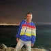 Uomo ritratto di notte sul lungomare; è la vittima dell'incidente mortale avvenuto sul viale Gazzi, nei pressi del Policlinico di Messina