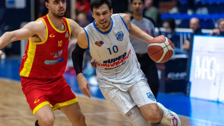 Agustin Fabi in azione con la maglia della Virtus Ragusa durante una partita di Serie B Interregionale.