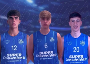 Tre giovani cestisti della Virtus Ragusa in canotta blu con sponsor SuperConveniente, numeri 12, 6 e 20