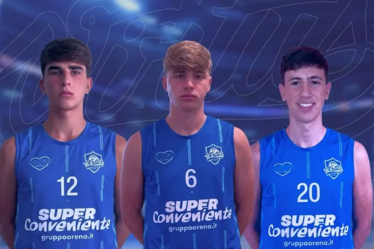 Tre giovani cestisti della Virtus Ragusa in canotta blu con sponsor SuperConveniente, numeri 12, 6 e 20