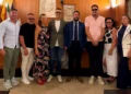 L'assessore regionale Francesco Colianni posa con il sindaco Gianfranco Fidone, amministratori comunali e rappresentanti dell'amministrazione nella sala del Consiglio comunale di Acate durante una visita istituzionale.