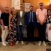 L'assessore regionale Francesco Colianni posa con il sindaco Gianfranco Fidone, amministratori comunali e rappresentanti dell'amministrazione nella sala del Consiglio comunale di Acate durante una visita istituzionale.