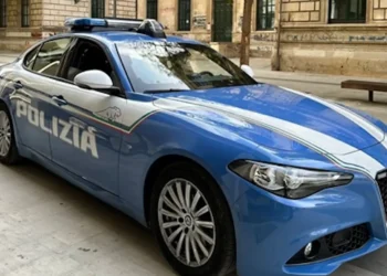 Volante della Polizia di Stato parcheggiata durante un servizio di controllo del territorio a Vittoria