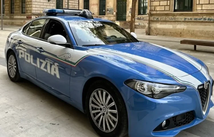 Volante della Polizia di Stato parcheggiata durante un servizio di controllo del territorio a Vittoria