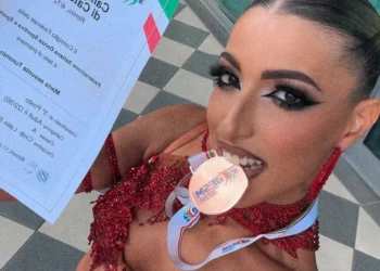 Maria Assunta Tummino mostra la medaglia di bronzo e il diploma conquistati ai Campionati Italiani di danza sportiva FIDESM a Rimini.