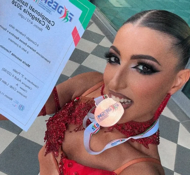 Maria Assunta Tummino mostra la medaglia di bronzo e il diploma conquistati ai Campionati Italiani di danza sportiva FIDESM a Rimini.