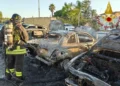Incendio in un deposito di auto a Vittoria, distrutti cinque veicoli