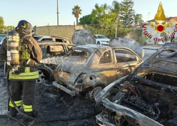 Incendio in un deposito di auto a Vittoria, distrutti cinque veicoli
