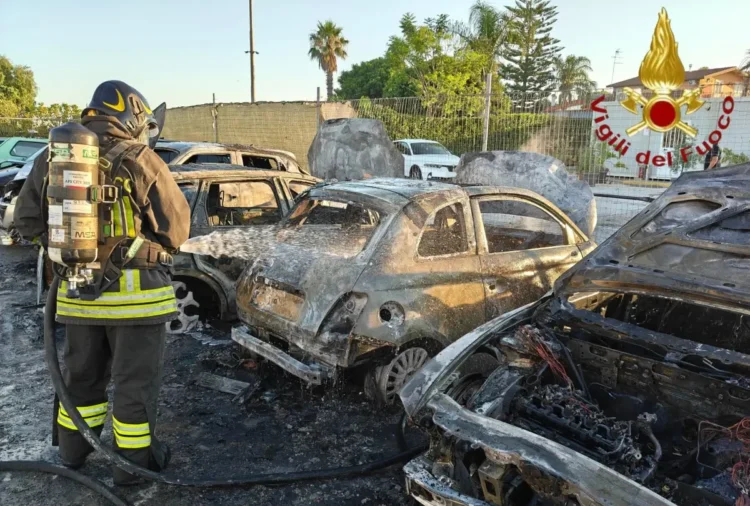 Incendio in un deposito di auto a Vittoria, distrutti cinque veicoli