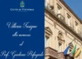 Locandina del Comune di Vittoria con il Palazzo Comunale e l'annuncio della cerimonia commemorativa per il prof. Gaetano Rifugiato
