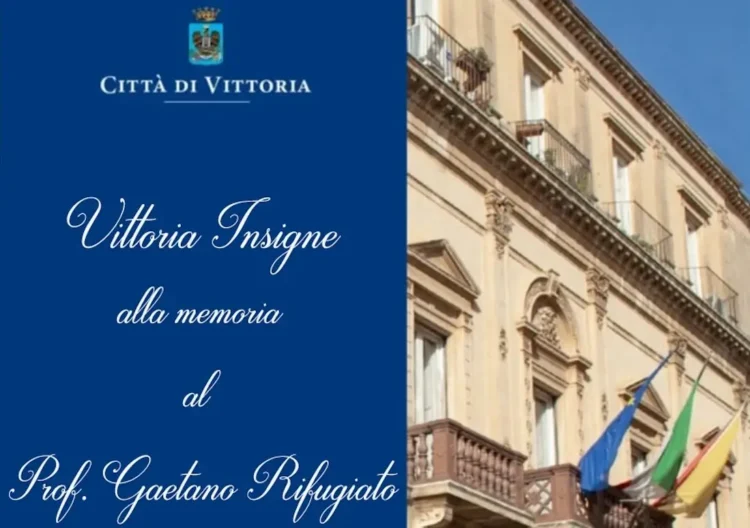 Locandina del Comune di Vittoria con il Palazzo Comunale e l'annuncio della cerimonia commemorativa per il prof. Gaetano Rifugiato