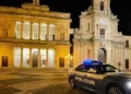 Auto della Polizia di Stato davanti alla Basilica di San Giovanni Battista e al Teatro Comunale di Vittoria durante l'esecuzione di un ordine di carcerazione.