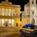Auto della Polizia di Stato davanti alla Basilica di San Giovanni Battista e al Teatro Comunale di Vittoria durante l'esecuzione di un ordine di carcerazione.
