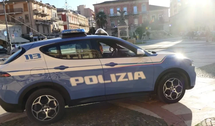 Un 19enne è stato denunciato a Vittoria dopo un controllo della Polizia: aveva con sé un coltello a scatto