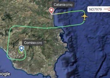 Tracciato radar del volo Neos NO7979 da Comiso a Catania su mappa satellitare della Sicilia orientale