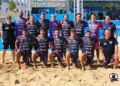La squadra di We Beach Catania posa per la foto ufficiale sulla sabbia prima della seconda tappa del campionato italiano di beach soccer