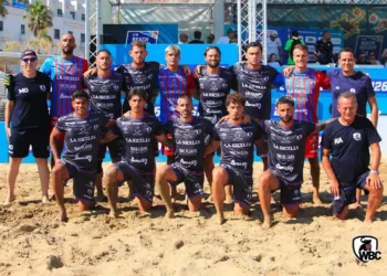 La squadra di We Beach Catania posa per la foto ufficiale sulla sabbia prima della seconda tappa del campionato italiano di beach soccer
