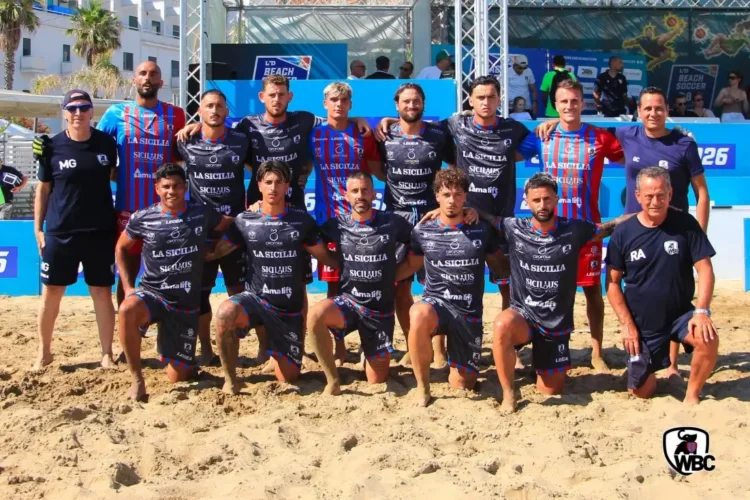La squadra di We Beach Catania posa per la foto ufficiale sulla sabbia prima della seconda tappa del campionato italiano di beach soccer