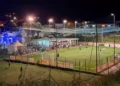Partita di calcio a cinque in notturna sul campo del Centro Olimpia di Giarratana con pubblico a bordo campo