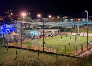 Partita di calcio a cinque in notturna sul campo del Centro Olimpia di Giarratana con pubblico a bordo campo