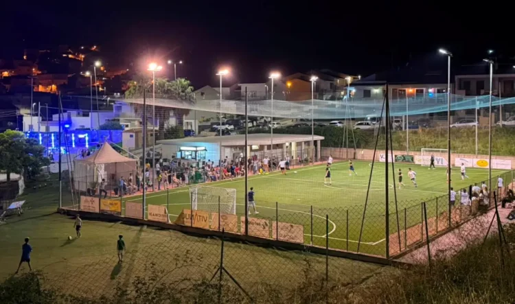 Partita di calcio a cinque in notturna sul campo del Centro Olimpia di Giarratana con pubblico a bordo campo