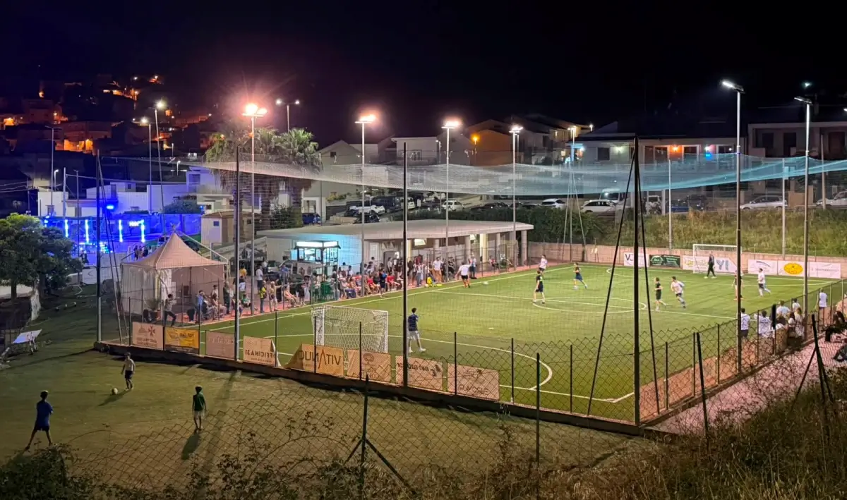 Partita di calcio a cinque in notturna sul campo del Centro Olimpia di Giarratana con pubblico a bordo campo