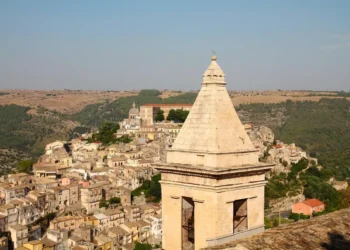 Panorama di Ragusa in Sicilia con il centro storico e il paesaggio degli Iblei