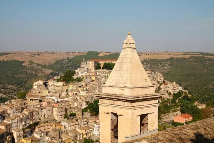 Panorama di Ragusa in Sicilia con il centro storico e il paesaggio degli Iblei