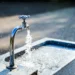 Rubinetto con acqua corrente su una vasca in pietra