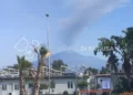 Colonna di fumo e cenere dell'Etna visibile dall'aeroporto di Catania durante l'eruzione che ha sospeso i voli