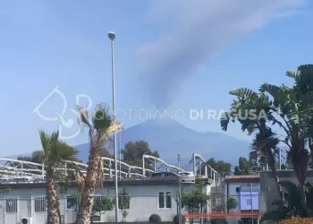 Colonna di fumo e cenere dell'Etna visibile dall'aeroporto di Catania durante l'eruzione che ha sospeso i voli