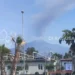 Colonna di fumo e cenere dell'Etna visibile dall'aeroporto di Catania durante l'eruzione che ha sospeso i voli