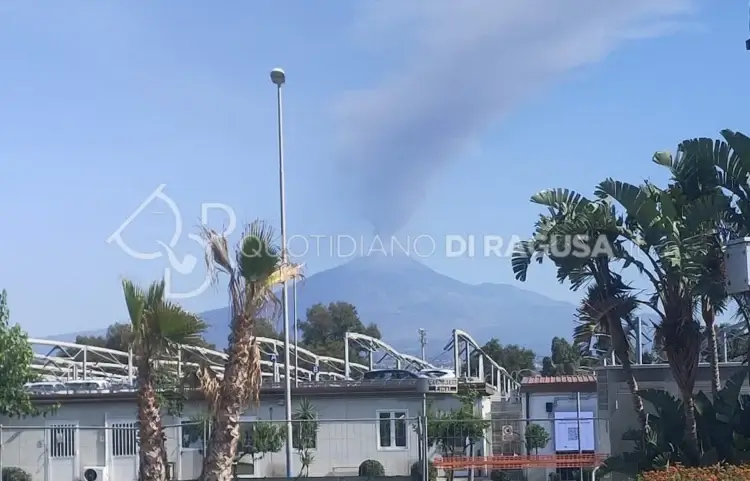 Colonna di fumo e cenere dell'Etna visibile dall'aeroporto di Catania durante l'eruzione che ha sospeso i voli