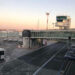 Piazzale dell'aeroporto di Catania Fontanarossa all'alba: torre di controllo, finger e un aereo Ryanair in pista