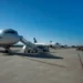 Aerei parcheggiati sul piazzale dell’aeroporto con terminal sullo sfondo