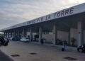 Ingresso del terminal dell'Aeroporto Civile di Comiso Pio La Torre con passeggeri e auto in sosta