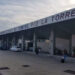 Ingresso del terminal dell'Aeroporto Civile di Comiso Pio La Torre con passeggeri e auto in sosta