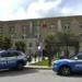 Due volanti della Polizia di Stato parcheggiate davanti all'ingresso di un ospedale, con la lettera H rossa in facciata.