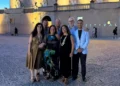 Sette membri del direttivo AIDC Ragusa in posa davanti a un edificio storico illuminato durante un evento serale