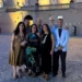Sette membri del direttivo AIDC Ragusa in posa davanti a un edificio storico illuminato durante un evento serale