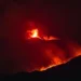 Eruzione notturna dell’Etna con fontane di lava e bagliore rosso sulla zona sommitale.