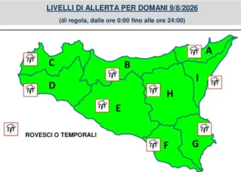 Carta delle allerte meteo della Protezione Civile siciliana per il 9 agosto 2026: livello verde su tutta l'isola con simboli di rovesci e temporali nelle zone interne