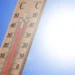Termometro da esterno con la colonnina di mercurio sopra i 40 gradi, cielo azzurro e sole intenso sullo sfondo.