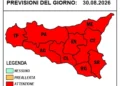 Mappa della Sicilia con tutte le province in rosso per il rischio incendi, previsione del 30 agosto 2026.