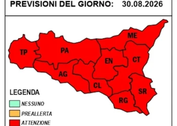 Mappa della Sicilia con tutte le province in rosso per il rischio incendi, previsione del 30 agosto 2026.