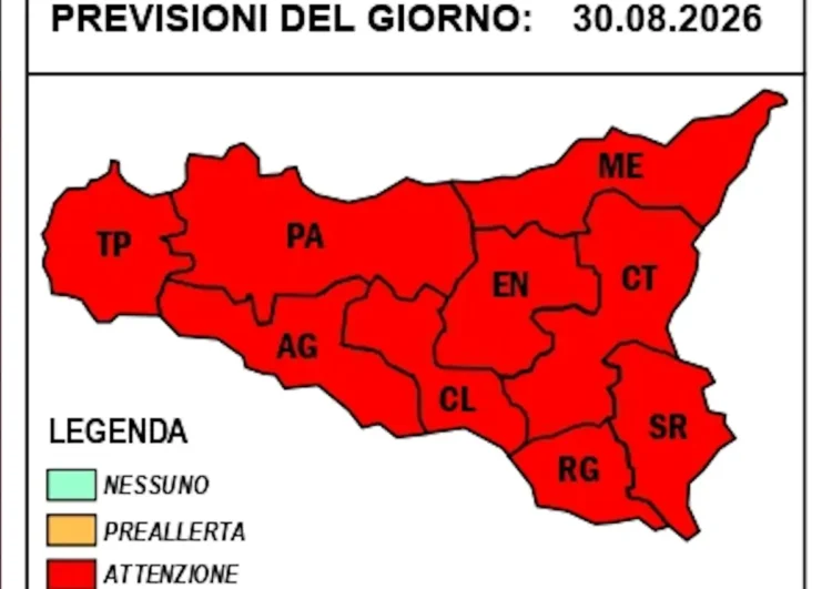 Mappa della Sicilia con tutte le province in rosso per il rischio incendi, previsione del 30 agosto 2026.