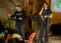 Amedeo Fusco, con microfono ad archetto e maglietta nera con la scritta "Viva la vida!", e la cantante Rossella Marino, in abito coordinato, sul palco allestito in piazza Spirito Santo a Cariati
