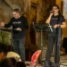 Amedeo Fusco, con microfono ad archetto e maglietta nera con la scritta "Viva la vida!", e la cantante Rossella Marino, in abito coordinato, sul palco allestito in piazza Spirito Santo a Cariati